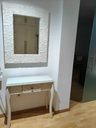 Mesa consola tallada con cajón y cristal