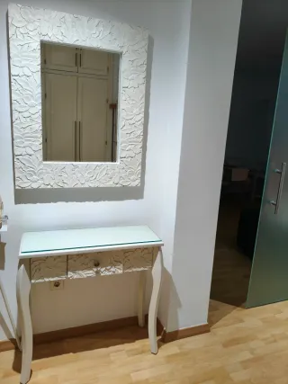 Mesa consola tallada con cajón y cristal