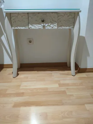 Mesa consola tallada con cajón y cristal