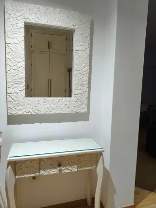 Mesa consola tallada con cajón y cristal