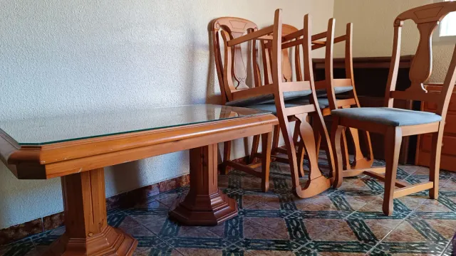 Mesa, 4 Sillas Comedor Madera y vitrina