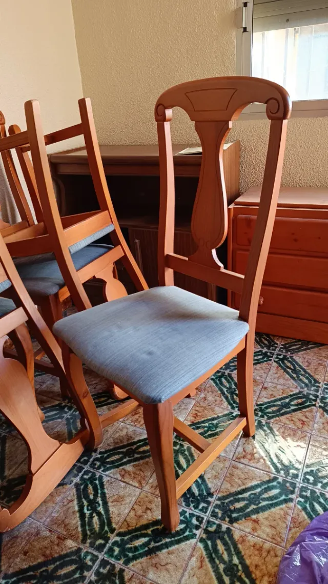 Mesa, 4 Sillas Comedor Madera y vitrina