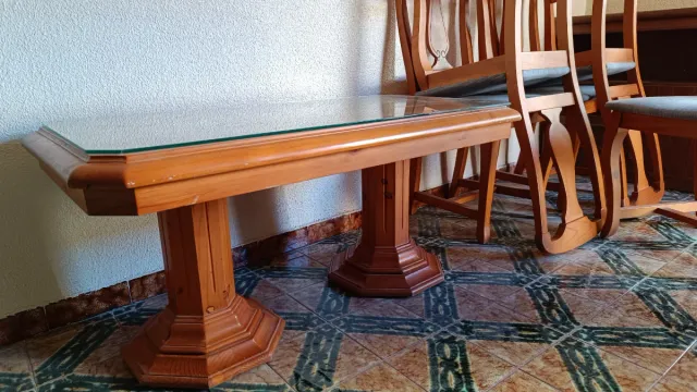 Mesa, 4 Sillas Comedor Madera y vitrina