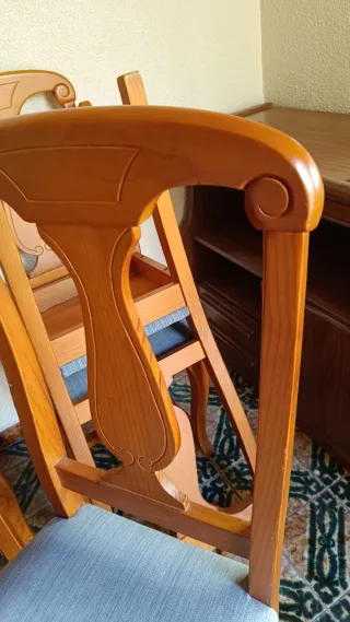 Mesa, 4 Sillas Comedor Madera y vitrina