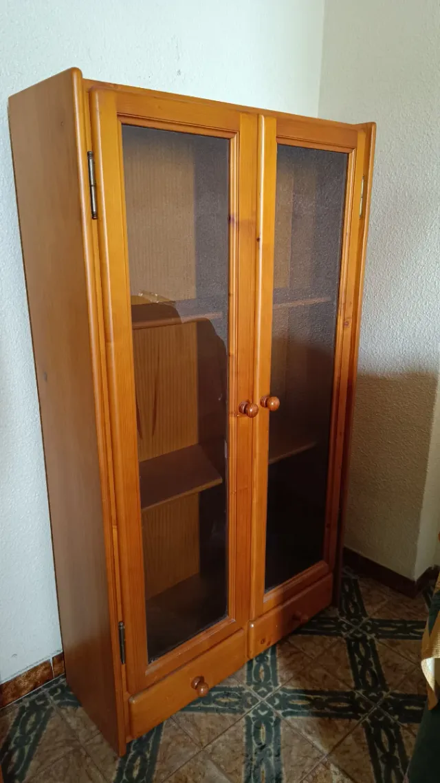 Mesa, 4 Sillas Comedor Madera y vitrina