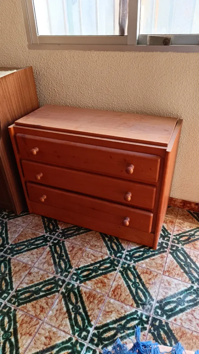 Mesa, 4 Sillas Comedor Madera y vitrina