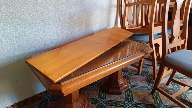 Mesa, 4 Sillas Comedor Madera y vitrina