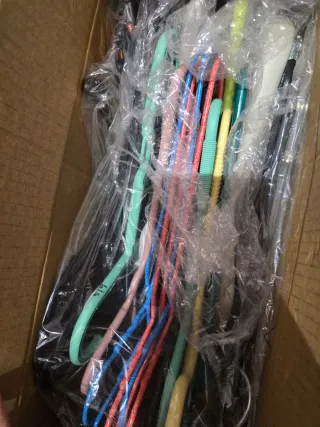 Lote de perchas variadas de plástico