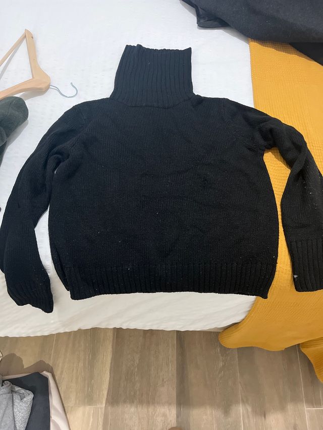 Jersey negro cuello alto