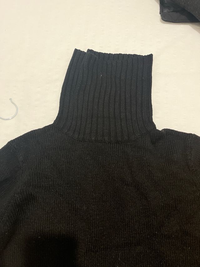 Jersey negro cuello alto