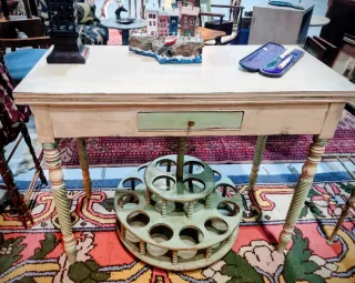 Mesa plegable de madera pintada beige y verde