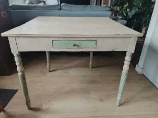 Mesa plegable de madera pintada beige y verde