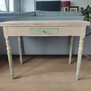 Mesa plegable de madera pintada beige y verde