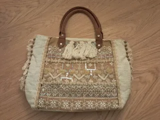 Bolso de mano con flecos y bordados