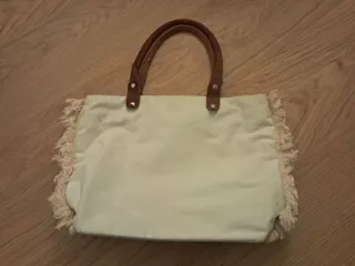 Bolso de mano con flecos y bordados