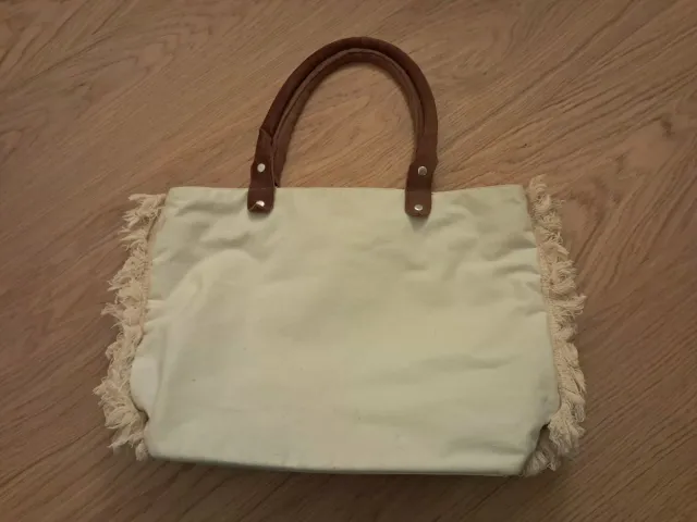 Bolso de mano con flecos y bordados