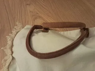 Bolso de mano con flecos y bordados