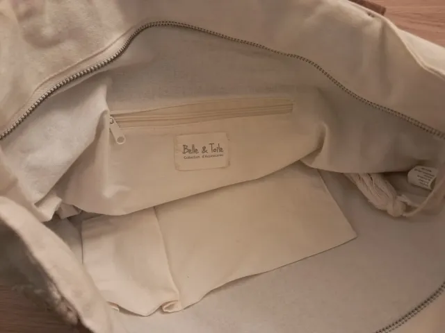 Bolso de mano con flecos y bordados