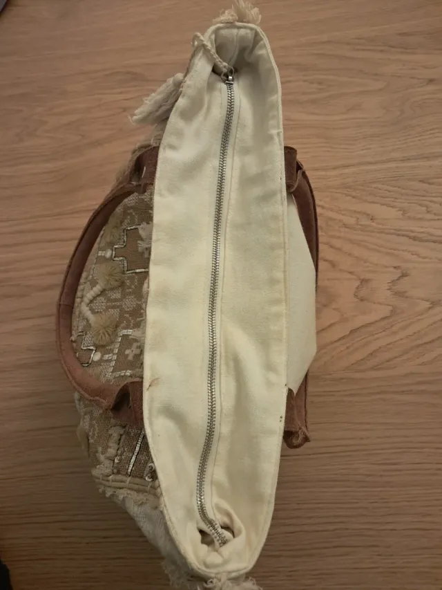 Bolso de mano con flecos y bordados