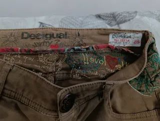 Pantalones marrones con bordado