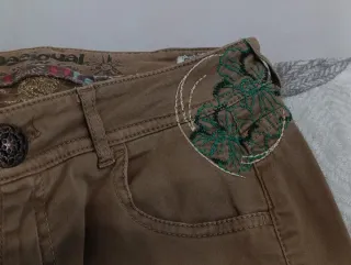 Pantalones marrones con bordado