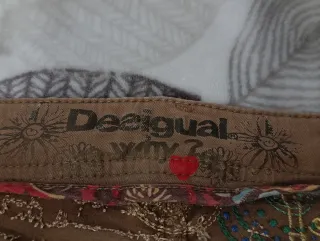 Pantalones marrones con bordado