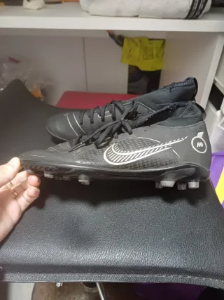 Botas de fútbol Nike negras y plateadas