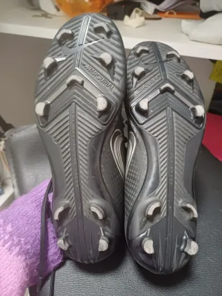 Botas de fútbol Nike negras y plateadas