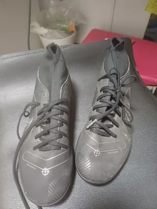 Botas de fútbol Nike negras y plateadas