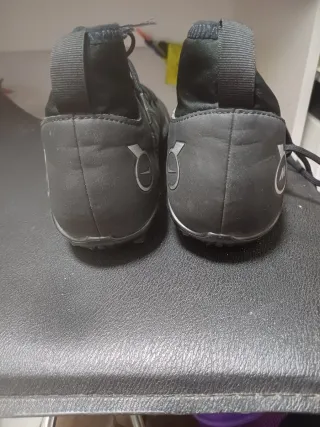 Botas de fútbol Nike negras y plateadas