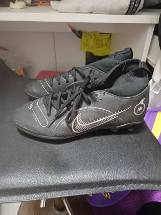 Botas de fútbol Nike negras y plateadas