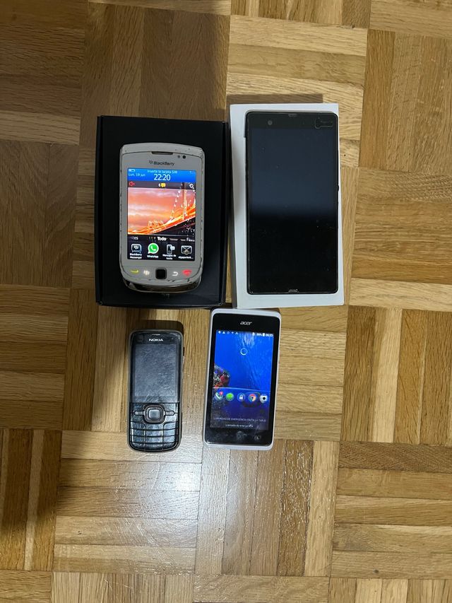 Lotto di 4 cellulari vintage Blackberry Sony Nokia Acer