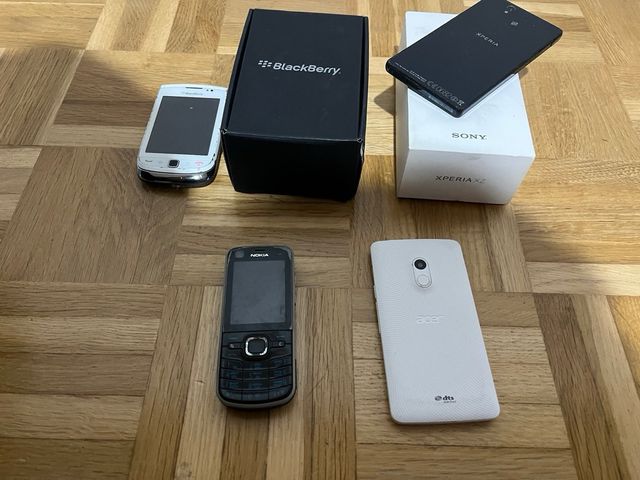 Lotto di 4 cellulari vintage Blackberry Sony Nokia Acer