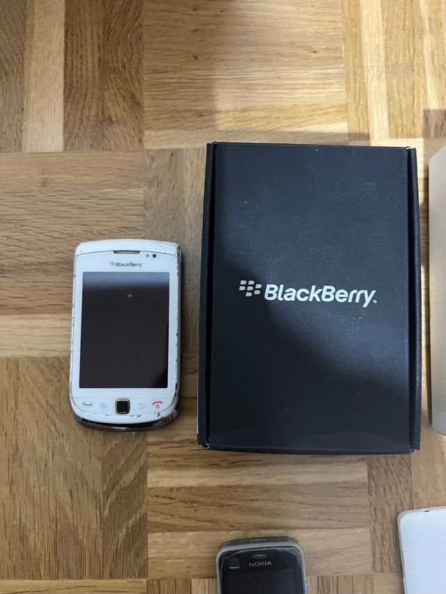 Lotto di 4 cellulari vintage Blackberry Sony Nokia Acer