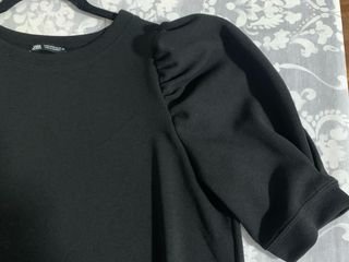 Vestido negro Zara manga abullonada