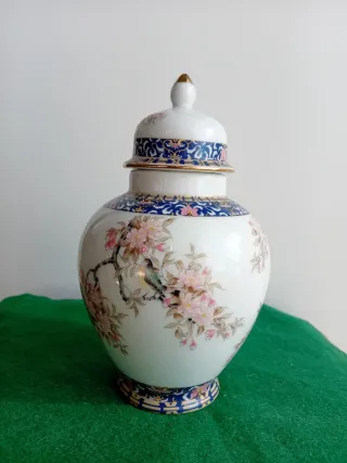 Vaso giapponese in porcellana con uccelli