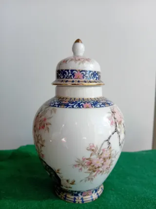 Vaso giapponese in porcellana con uccelli