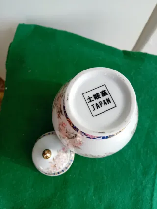 Vaso giapponese in porcellana con uccelli