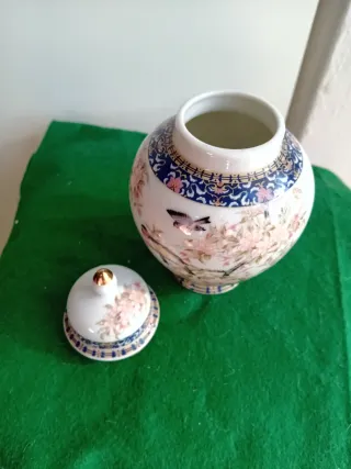 Vaso giapponese in porcellana con uccelli