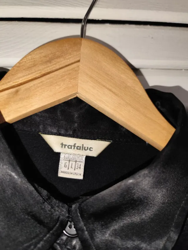 Camisa negra satinada