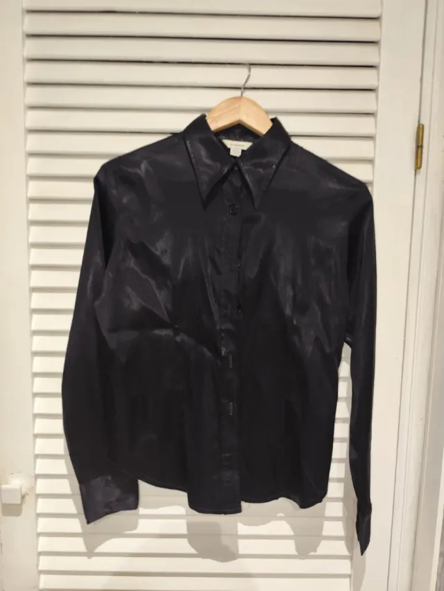 Camisa negra satinada