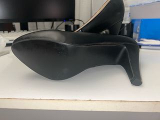 Tacones negros elegantes con lazo