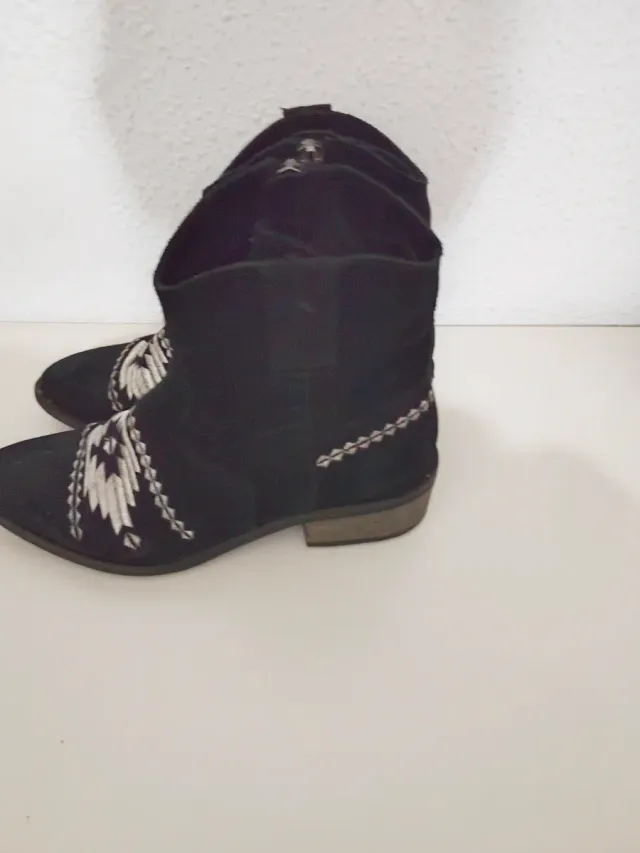 Botines negros con bordado étnico