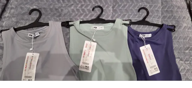 La verde XS! La gris y como lila talla S !