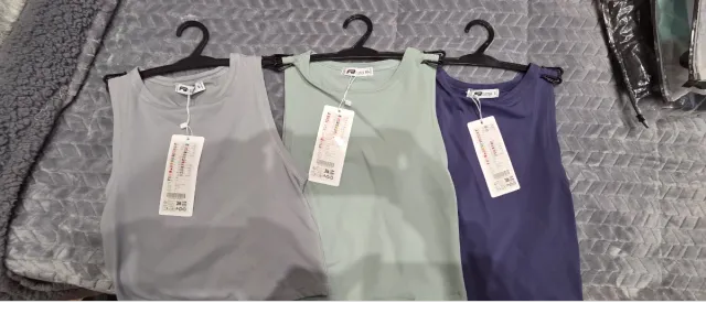 La verde XS! La gris y como lila talla S !