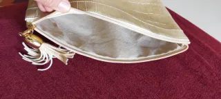 Bolso de mano beige con flecos