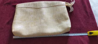 Bolso de mano beige con flecos
