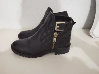 Botines negros con cremallera y hebilla