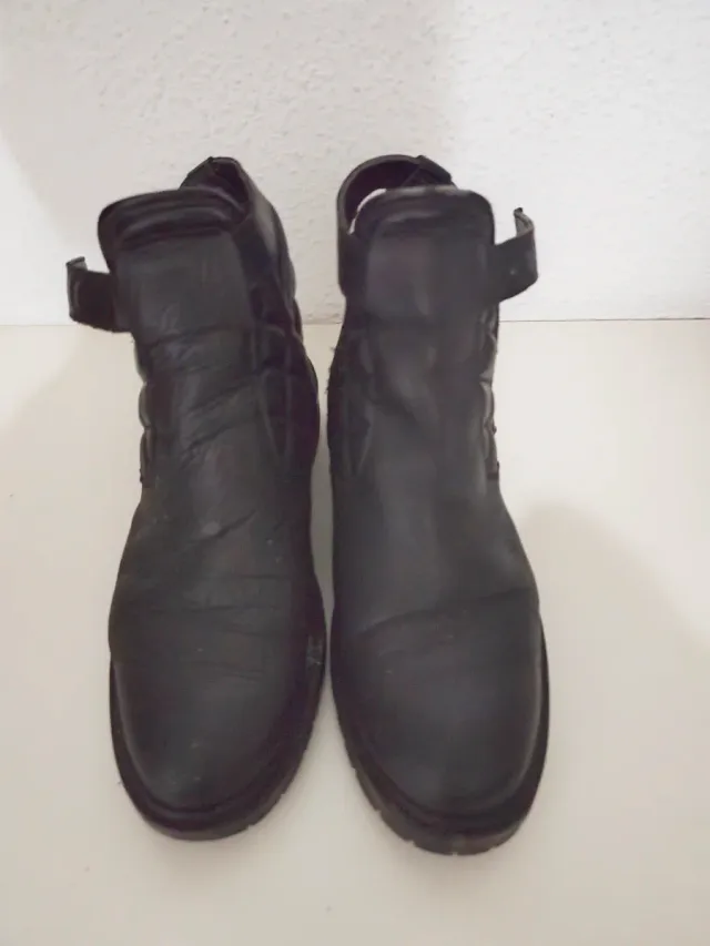 Botines negros con cremallera y hebilla