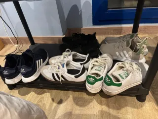 Zapatillas Adidas Negras y Blancas 39 1/3